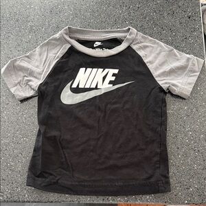 Nike Kids Black and Gray Short Sleeve Tee
